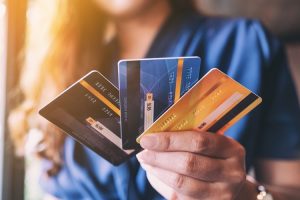 Cartões de crédito: Saiba como consultar e limpar o seu nome no Serasa para solicitar cartões com ótimos benefícios