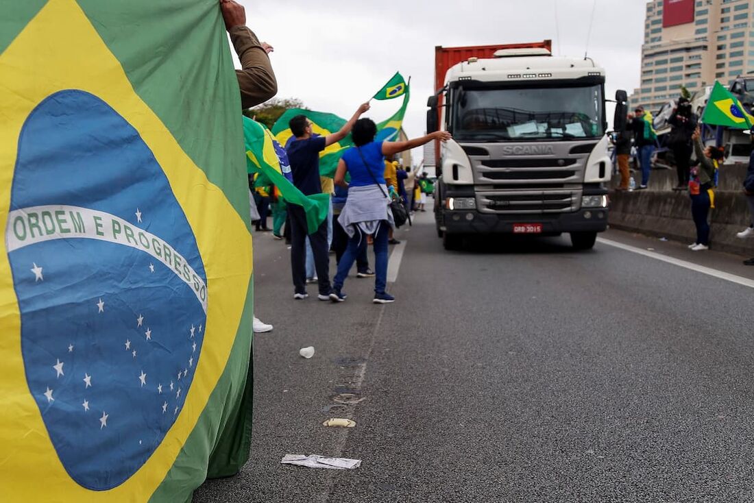 Manifestações anti-democráticas bloqueiam rodovias e prejudicam economia Apesar de os bloqueios terem diminuído em alguns estados, a consequência dos bloqueios ainda afeta severamente diversos setores, além da sociedade civil.